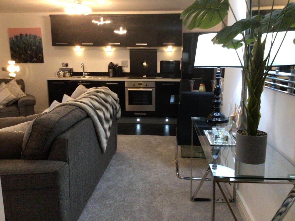 Luxurious River View Apartment With Terrace Worcester Exterior photo
